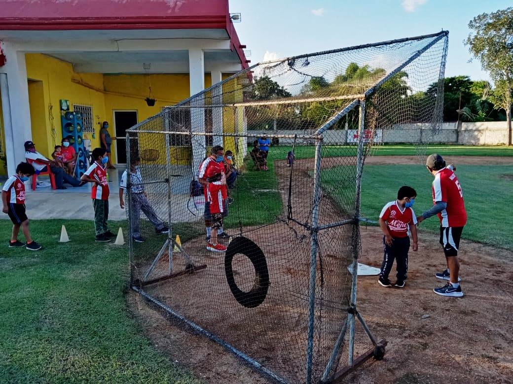 Desde el patio de su casa, el exjugador de la Sagarpa, Pedro Mejía Mejía enseña beisbol  a los niños desde de 4 a 12 años