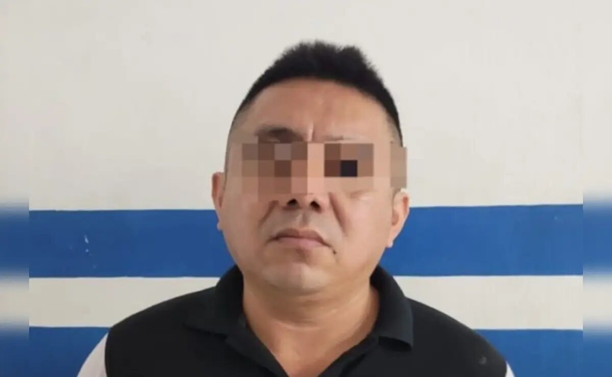 El hombre, al darse cuenta de la presencia de los elementos policiacos, intentó ocultar las pequeñas bolsas sospechosas El hombre, al darse cuenta de la presencia de los elementos policiacos, intentó ocultar las pequeñas bolsas sospechosas
