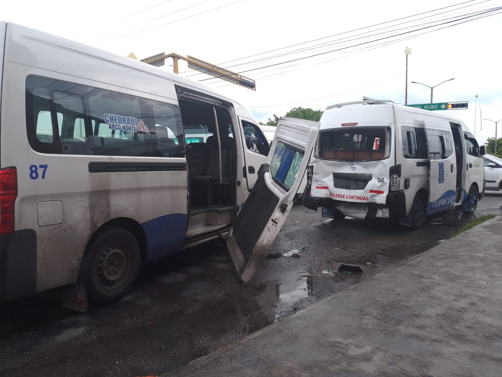 Una combi de transporte público se estrelló contra la parte trasera de otra unidad en la avenida Niños Héroes Una combi de transporte público se estrelló contra la parte trasera de otra unidad en la avenida Niños Héroes