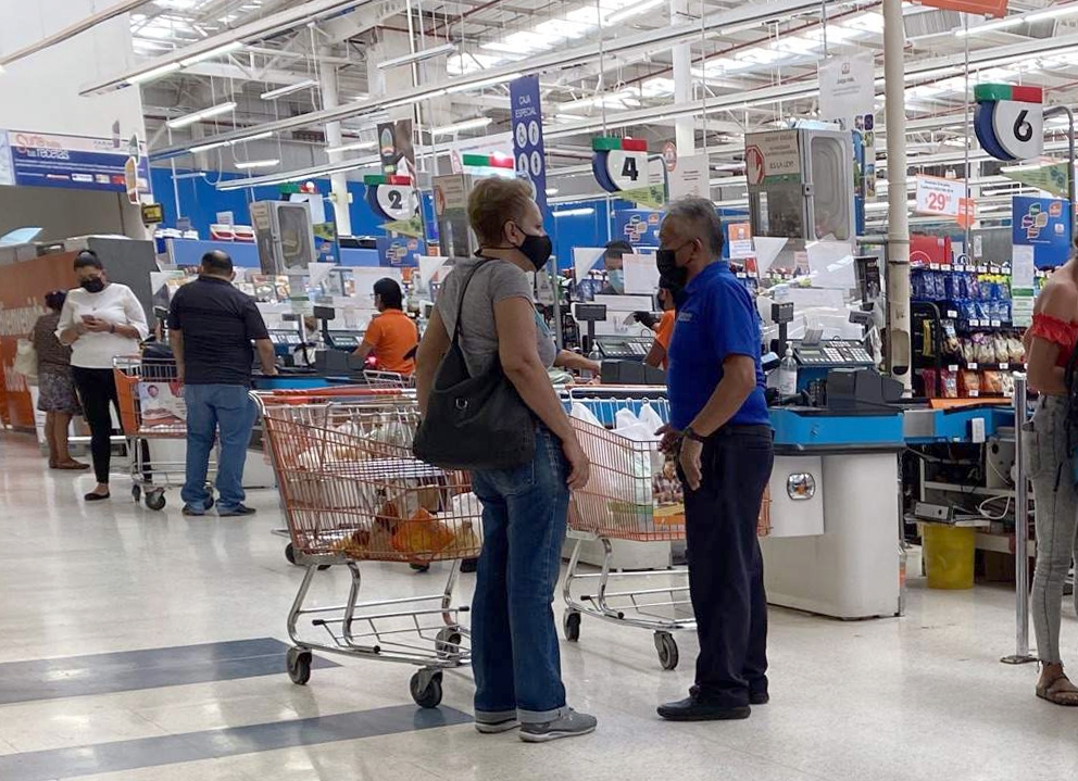 Algunos clientes menosprecian la labor de los abuelitos, sobre todo por la pandemia de COVID-19, donde les exigen no tocar las compras Algunos clientes menosprecian la labor de los abuelitos, sobre todo por la pandemia de COVID-19, donde les exigen no tocar las compras