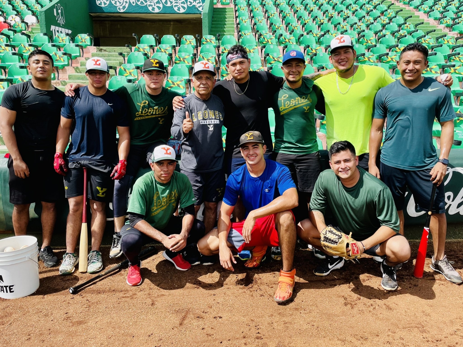 El lanzador de Cachorros de Chicago posó para la foto del recuerdo con varios prospectos de los Leones de Yucatán El lanzador de Cachorros de Chicago posó para la foto del recuerdo con varios prospectos de los Leones de Yucatán