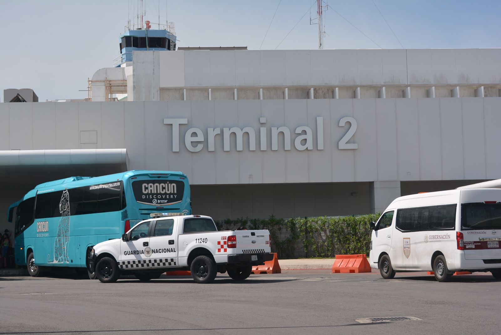 Agentes de la aduana en el Aeropuerto Internacional de Cancún hallaron un arma 9 mm y tres cargadores en las pertenencias del turista
