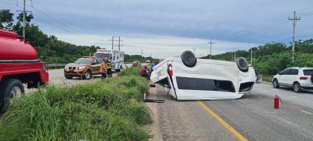 Al lugar de los hechos arribaron agentes de la Policía Quintana Roo, bomberos y una ambulancia