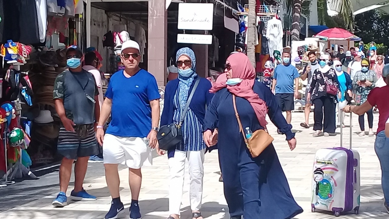 Las mujeres ataviadas con el hiyab, que es el código de vestimenta islámica femenina caminan por las calles de la Quinta Avenida Las mujeres ataviadas con el hiyab, que es el código de vestimenta islámica femenina caminan por las calles de la Quinta Avenida
