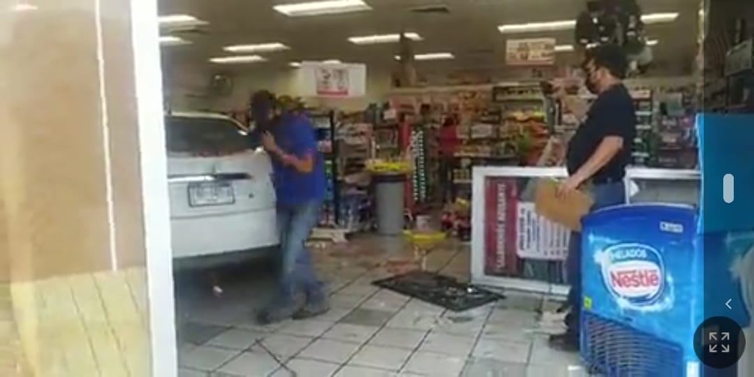 El carro estaba estacionado frente a la puerta del Oxxo