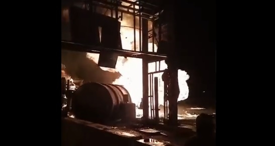 La columna de fuego se podía ver a varios metros de distancia La columna de fuego se podía ver a varios metros de distancia