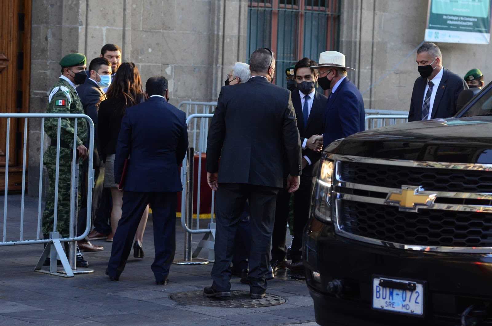 Llega comitiva de Estados Unidos a Palacio Nacional para reunión con AMLO