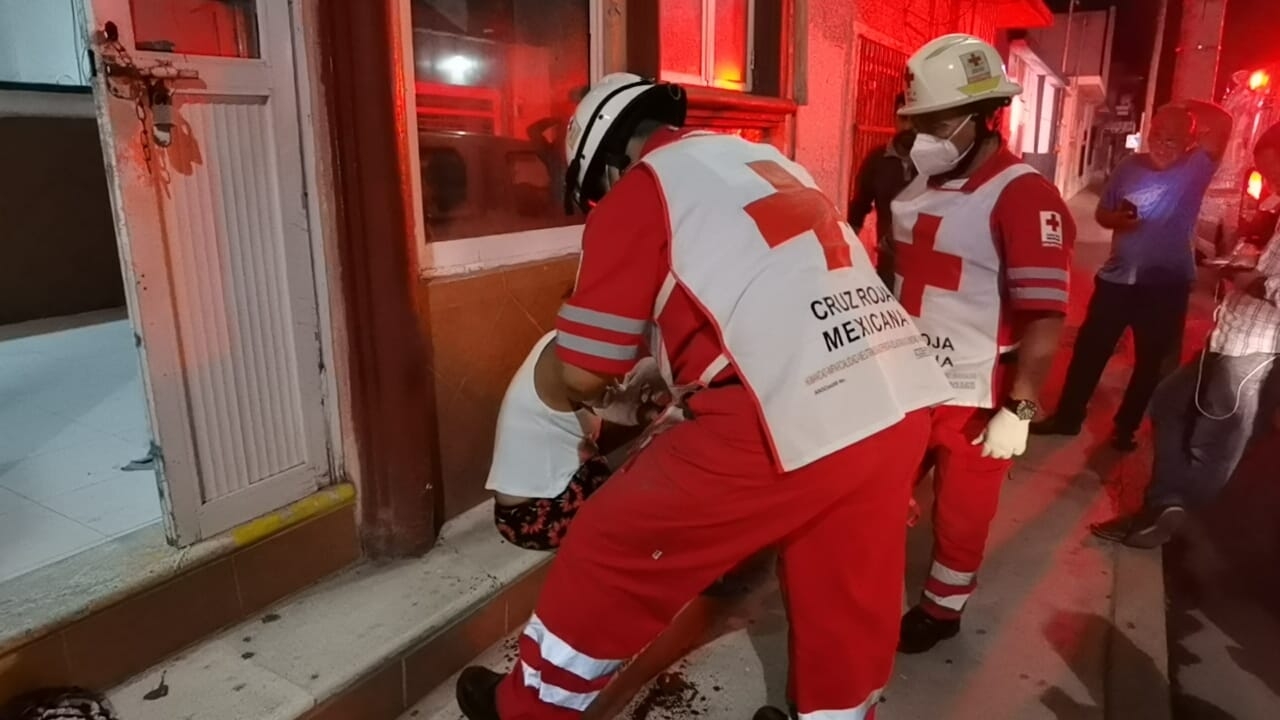 Socorristas de la Cruz Roja valoraron a la mujer en el lugar Socorristas de la Cruz Roja valoraron a la mujer en el lugar