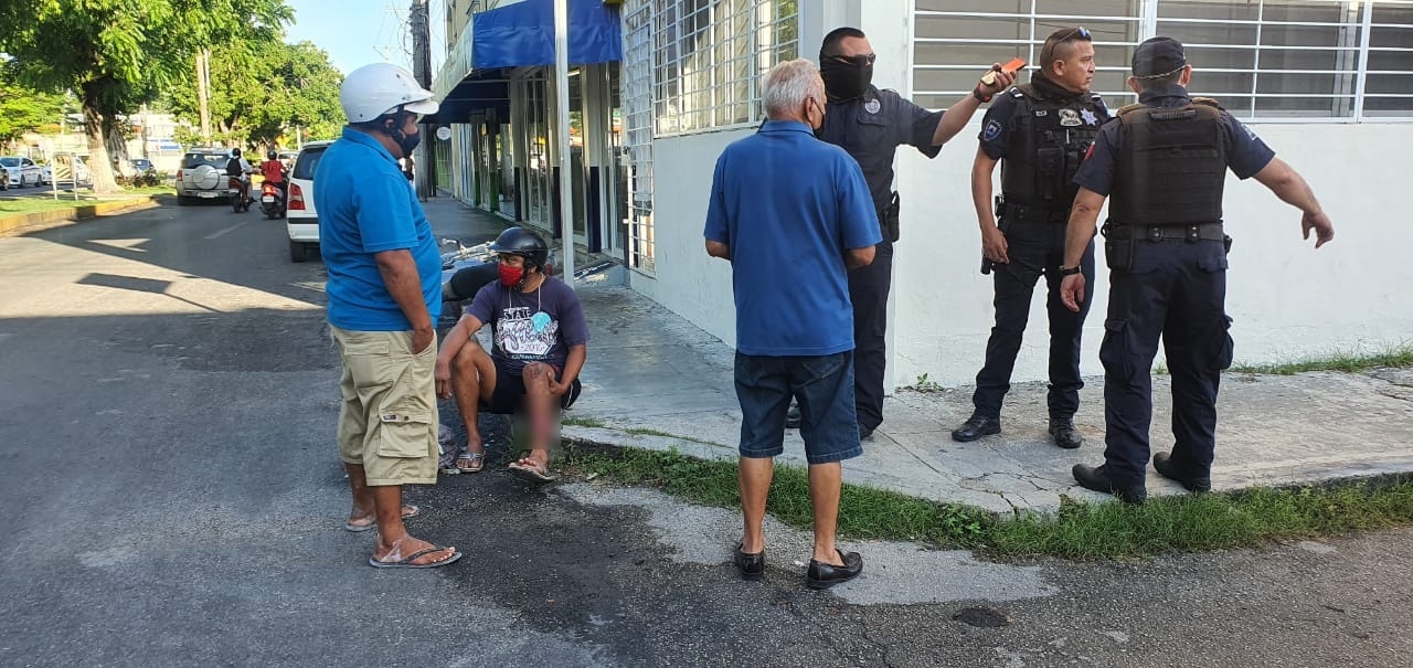 El motociclista herido permaneció en la banqueta en lo que llegaban los paramédicos de Cozumel para llevarlo al hospital El motociclista herido permaneció en la banqueta en lo que llegaban los paramédicos de Cozumel para llevarlo al hospital