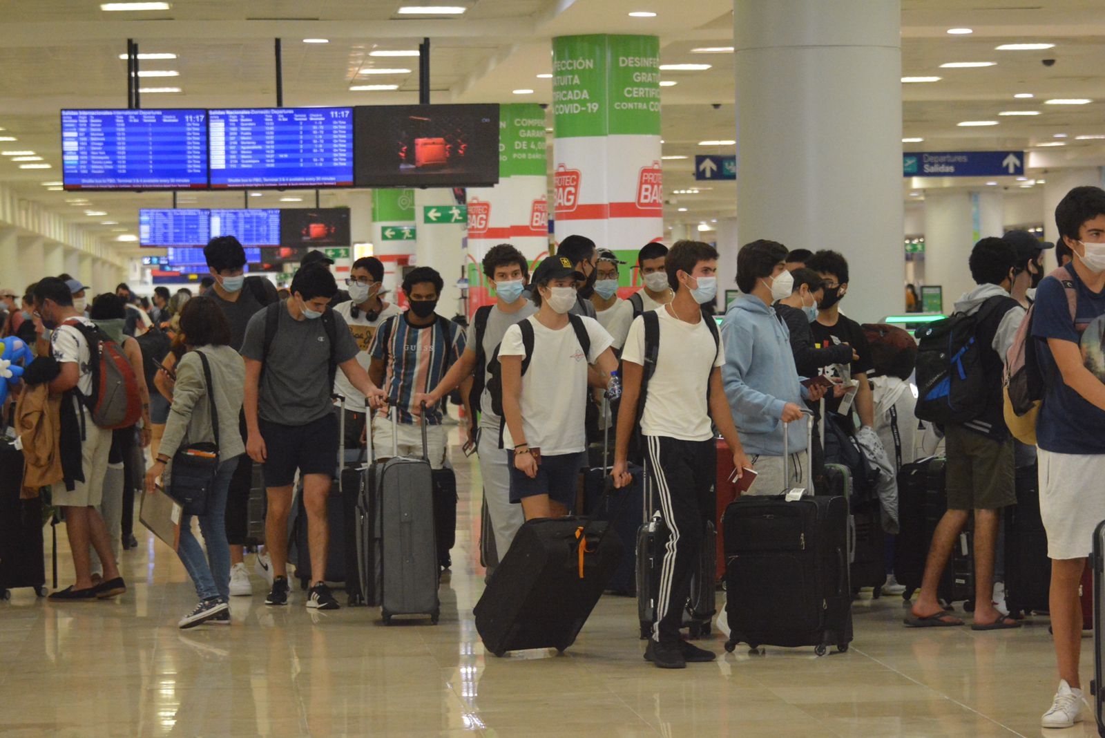 Fueron más de 60 alumnos de la especialidad de turismo que se despidieron del Aeropuerto Internacional de Cancún Fueron más de 60 alumnos de la especialidad de turismo que se despidieron del Aeropuerto Internacional de Cancún
