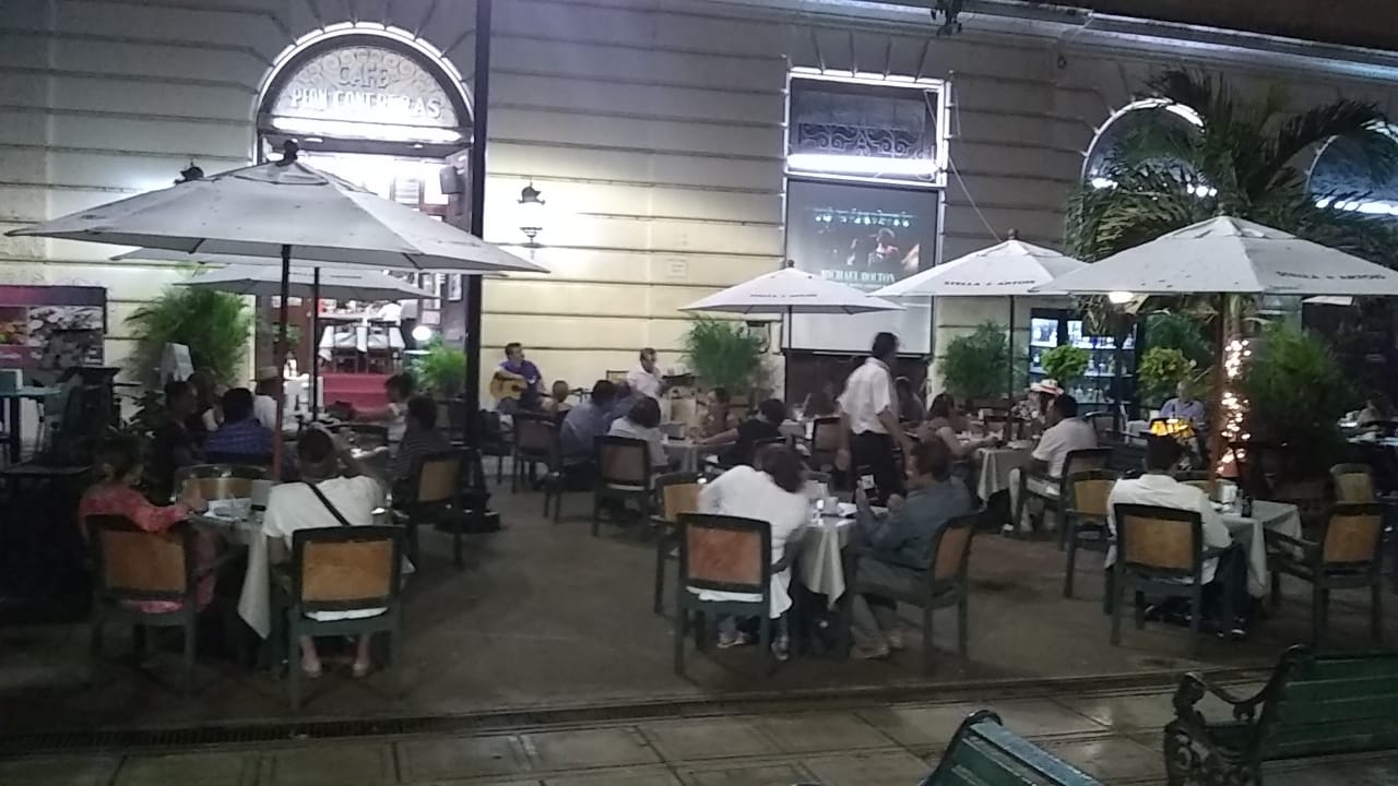 Restaurantes aún registran actividad la noche de este viernes Restaurantes aún registran actividad la noche de este viernes