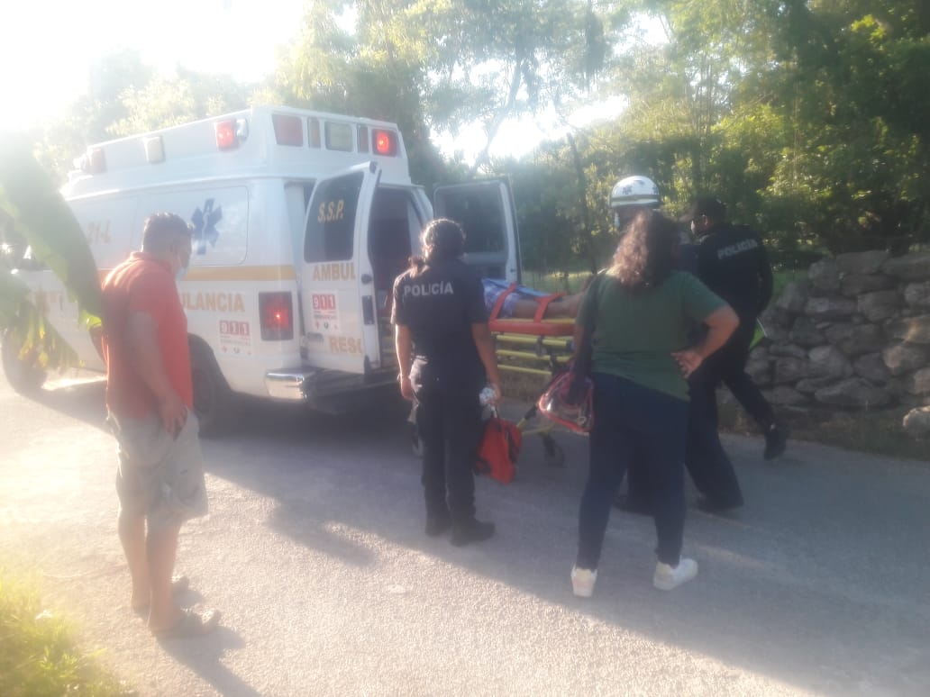 Al lugar de los hechos arribó la ambulancia 21L de la secretaria de seguridad publica Al lugar de los hechos arribó la ambulancia 21L de la secretaria de seguridad publica
