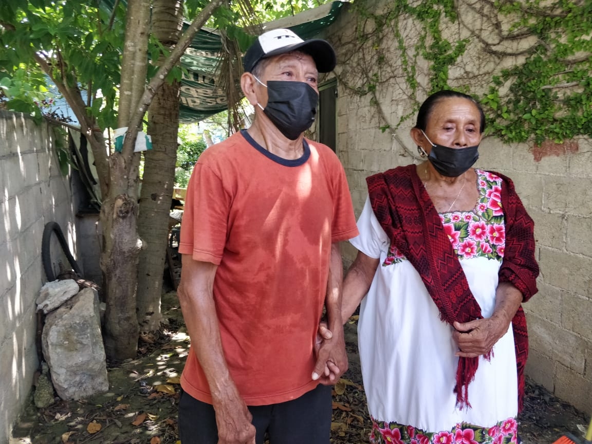 Los abuelitos fueron despojados de su casa el pasado 30 de agosto mediante un contrato de compra-venta falso Los abuelitos fueron despojados de su casa el pasado 30 de agosto mediante un contrato de compra-venta falso