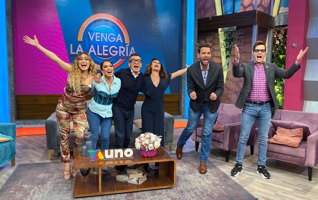Fue durante la emisión del matutino donde la guapa conductora reveló que está saliendo con un actor de la exitosa serie “Vecinos”, con el que, el pasado viernes, tuvo una romántica cita