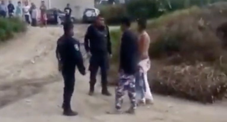 En un intento por neutralizar al civil caído, el policía apuntó a su pie, pero falló, la bala rebotó e hirió en el tórax al segundo sujeto En un intento por neutralizar al civil caído, el policía apuntó a su pie, pero falló, la bala rebotó e hirió en el tórax al segundo sujeto