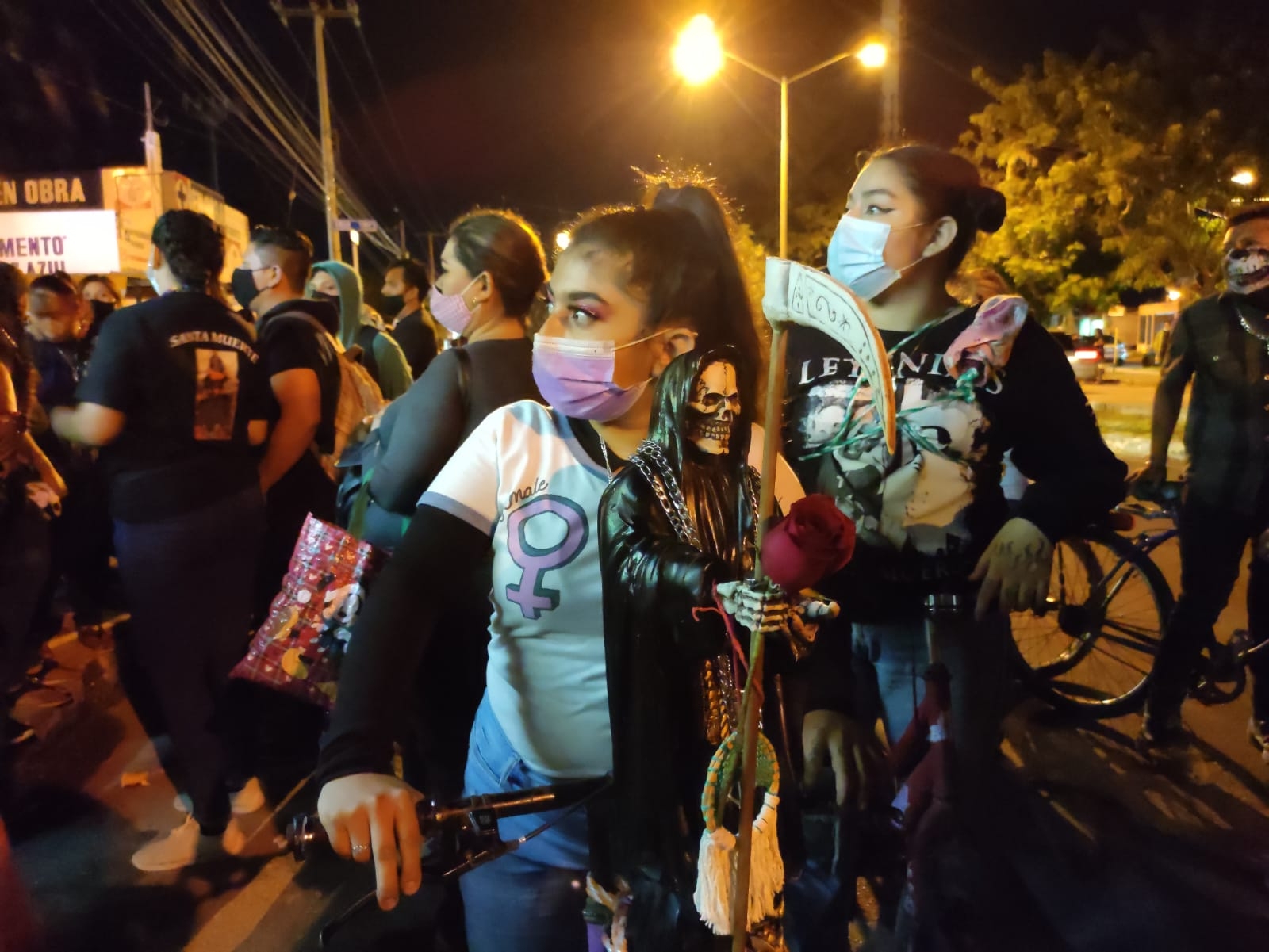 Más de 300 personas participan en la caravana de la Santa Muerte