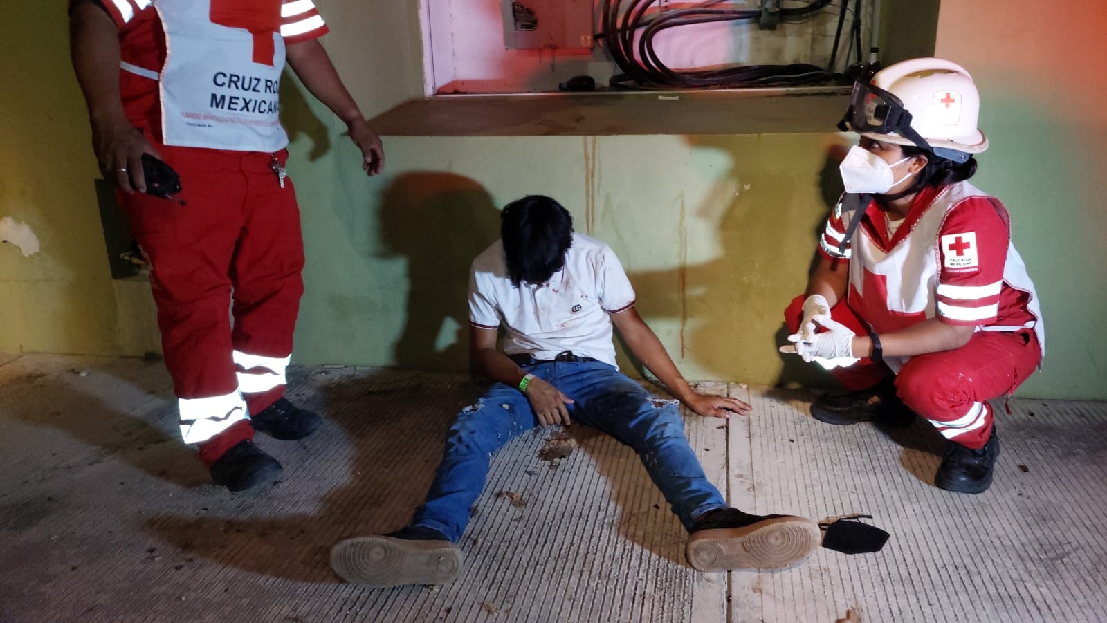 Encogido y con heridas en el rostro encontraron los paramédicos a la víctima, que se quejaba de dolores por la golpiza recibida.