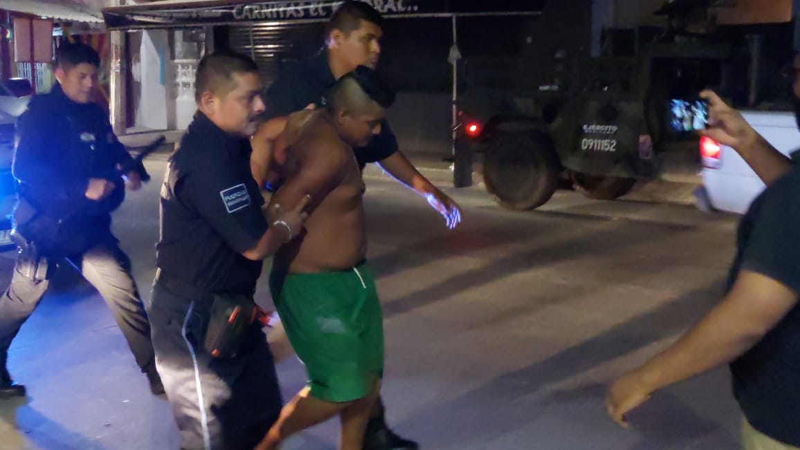 Fue interceptado por un sujeto que se encontraba sin camisa y en la mano portaba un machete Fue interceptado por un sujeto que se encontraba sin camisa y en la mano portaba un machete