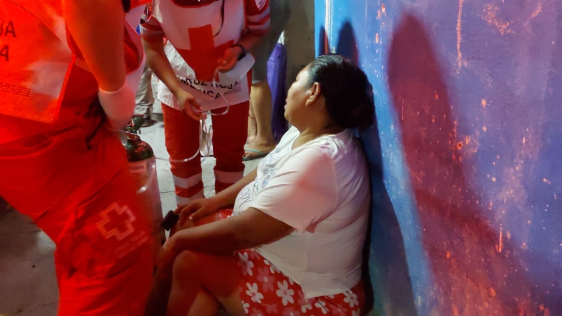 La mujer fue atendida por paramédicos de la Cruz Roja tras registrar una crisis nerviosa La mujer fue atendida por paramédicos de la Cruz Roja tras registrar una crisis nerviosa