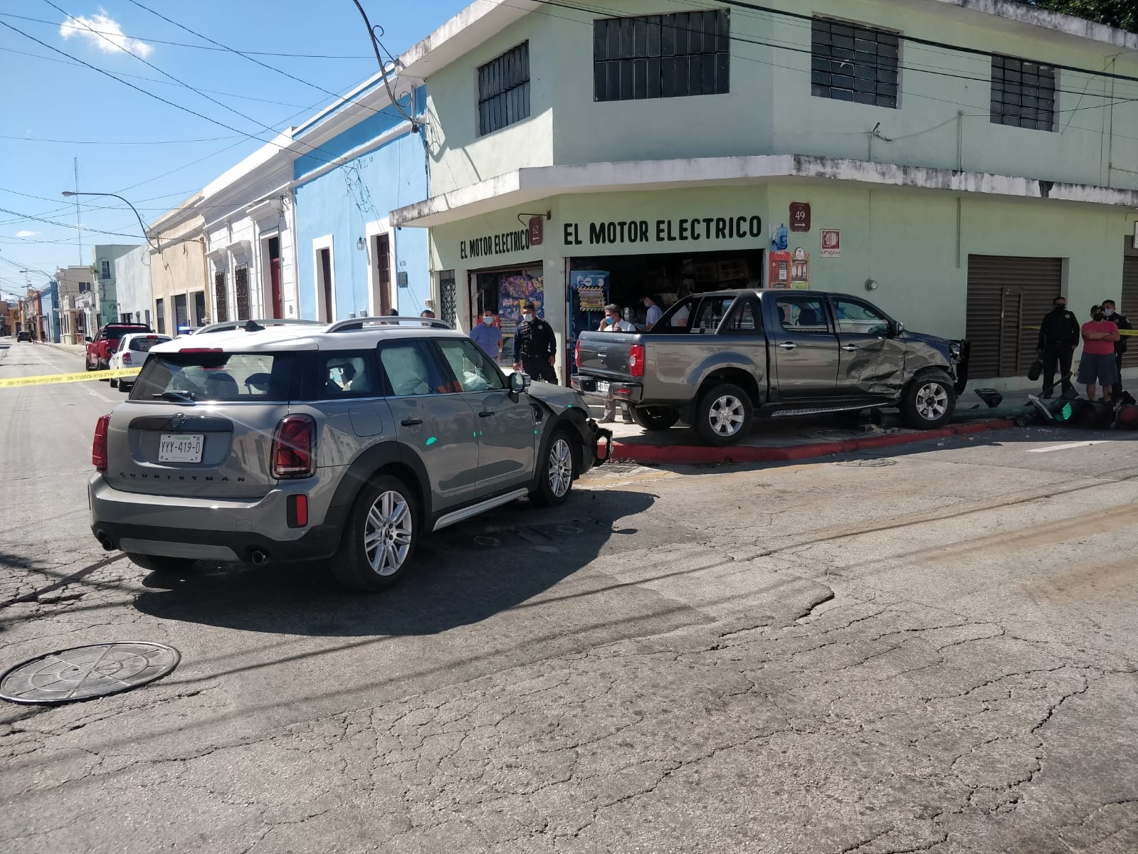 Ambos conductores fueron valorados por los paramédicos de la Policia Municipal de Mérida, los agentes de dicha corporación se encargaron del cierre de calles y de la vialidad. Ambos conductores fueron valorados por los paramédicos de la Policia Municipal de Mérida, los agentes de dicha corporación se encargaron del cierre de calles y de la vialidad.