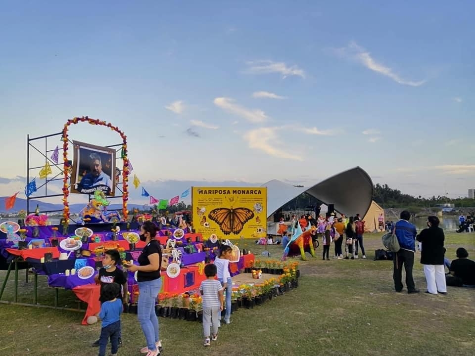 Ciudadanos viajaban de varios estados para llevar su ofrenda al defensor de la Mariposa Monarca Ciudadanos viajaban de varios estados para llevar su ofrenda al defensor de la Mariposa Monarca