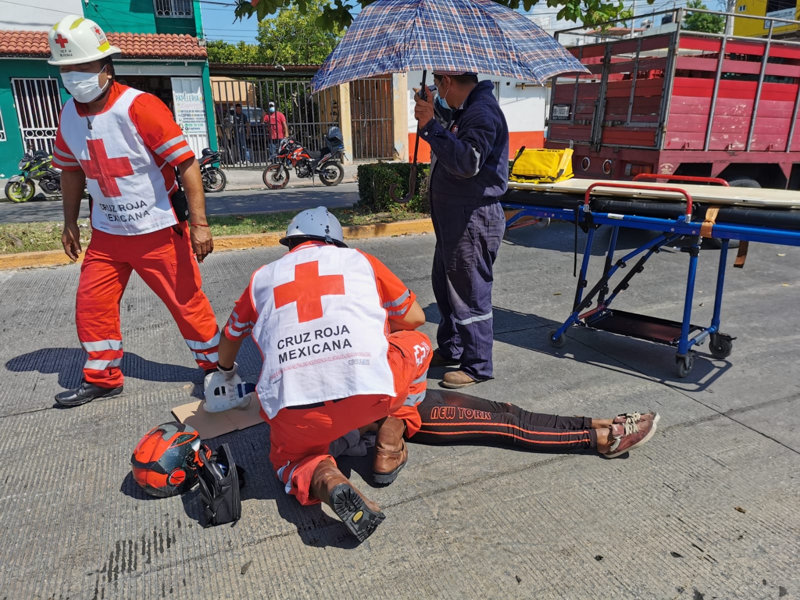 Su acompañante levantó la motocicleta y siguió a la unidad de emergencia hasta la sala del hospital Su acompañante levantó la motocicleta y siguió a la unidad de emergencia hasta la sala del hospital