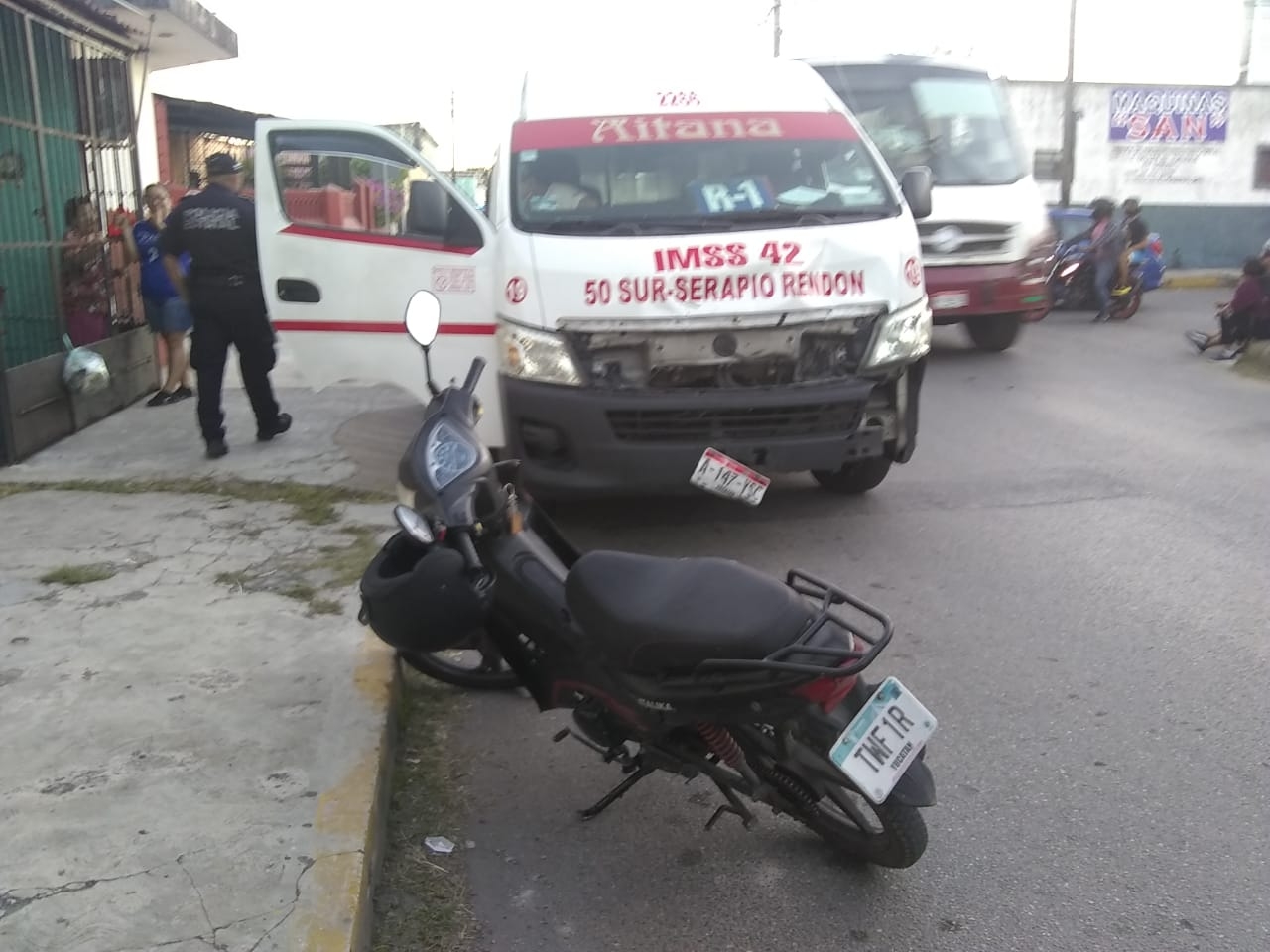 Al lugar llegaron agentes de la Secretaría de Seguridad Pública para hacerse cargo del percance Al lugar llegaron agentes de la Secretaría de Seguridad Pública para hacerse cargo del percance