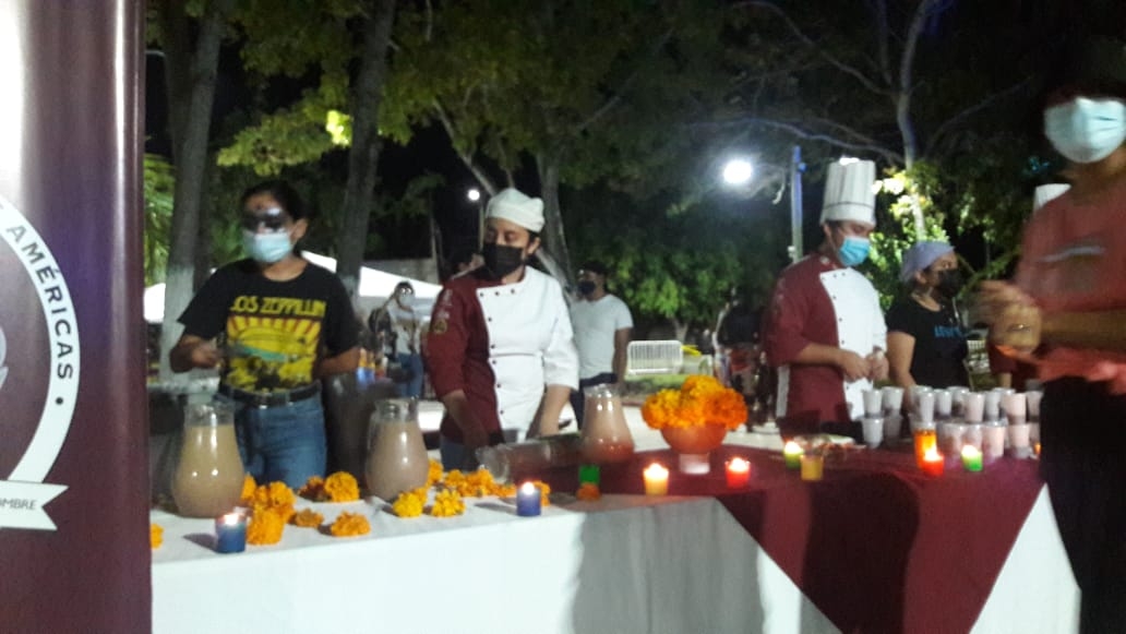 El público pudo degustar chocolate, churros, dulce de calabaza, camote, yuca y pan de muerto