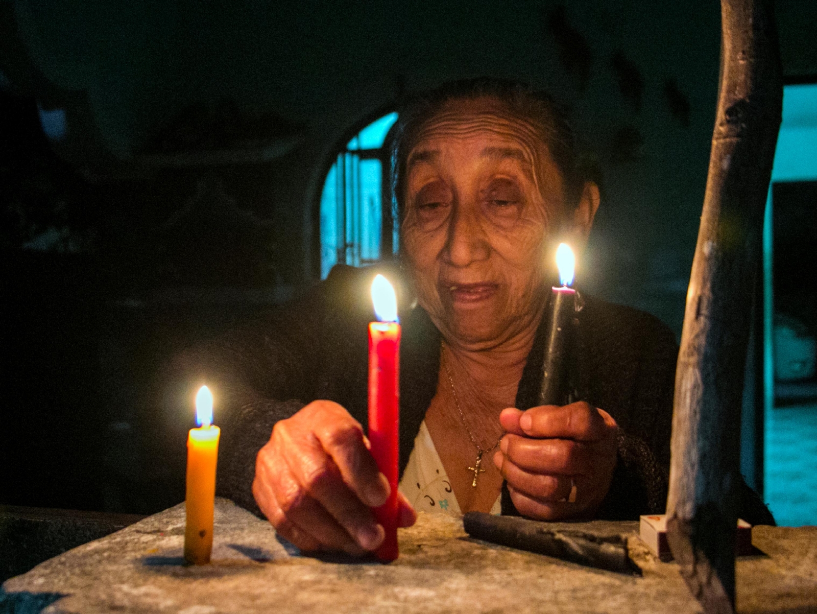 Las calles de la localidad lucieron con las llamas que los católicos colocaron en sus domicilios Las calles de la localidad lucieron con las llamas que los católicos colocaron en sus domicilios
