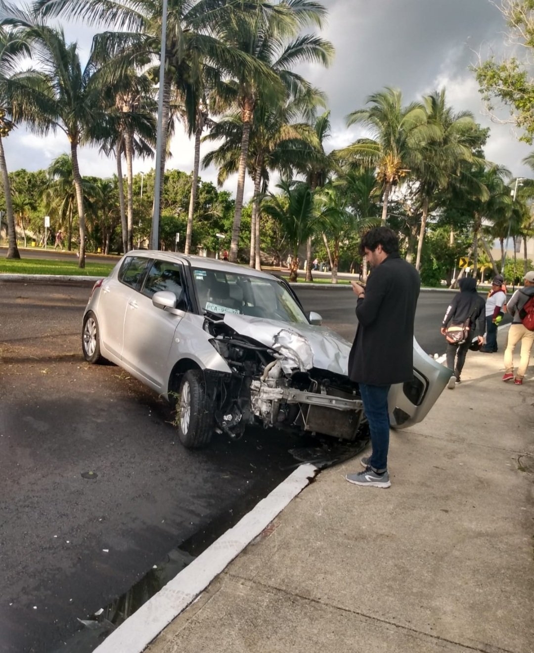 El automóvil quedó con daños severos tras el choque en la Zona Hotelera de Cancún El automóvil quedó con daños severos tras el choque en la Zona Hotelera de Cancún