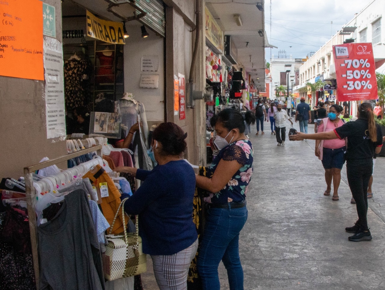 Desde el pasado lunes, pequeños comercios colocaron carteles en sus establecimientos para anunciar sus descuentos durante la denominada semana más barata del año