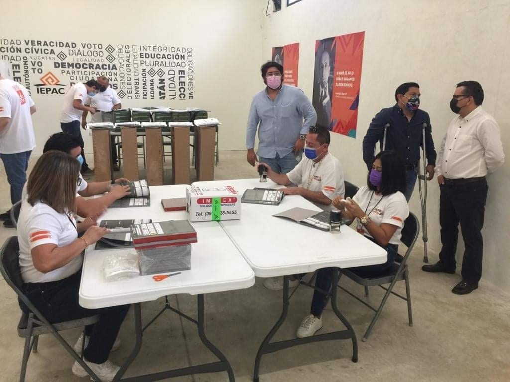 Sellaron las boletas y todo el material electoral que se usará el domingo para que sea resguardado en una bodega. Sellaron las boletas y todo el material electoral que se usará el domingo para que sea resguardado en una bodega.