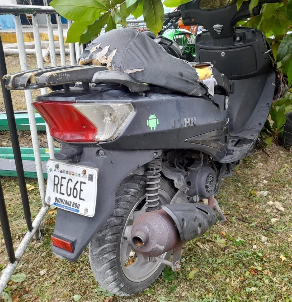 Mediante un reporte del C5, los policías acudieron a la avenida 75 entre en la colonia Pedregal, donde ubicaron la motocicleta Mediante un reporte del C5, los policías acudieron a la avenida 75 entre en la colonia Pedregal, donde ubicaron la motocicleta