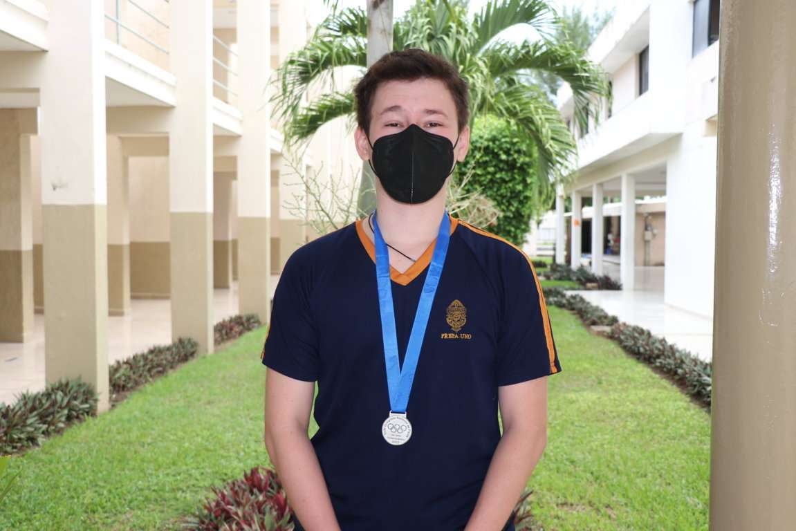 Alumno ganador del segundo puesto presume su victoria