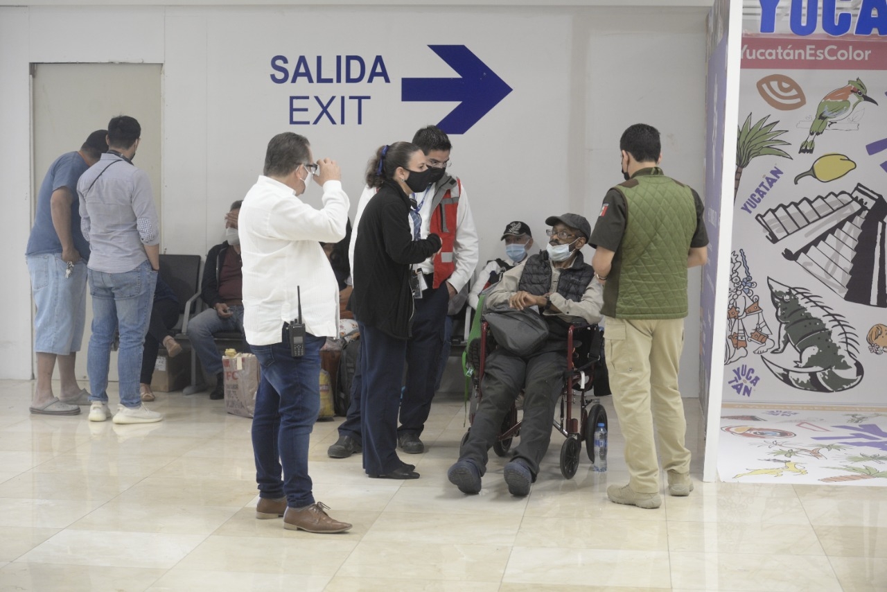 El INM atendió a Julián Hadley (silla de ruedas) y confirmó que volvería a su nación.