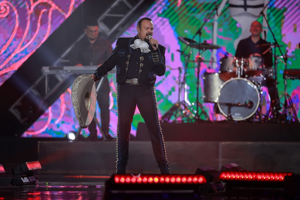 El cantante sufrió un bochornoso episodio en pleno escenario cuando la producción perdió el galardón que le sería entregado; Ángela Aguilar tuvo que rescatar la noche