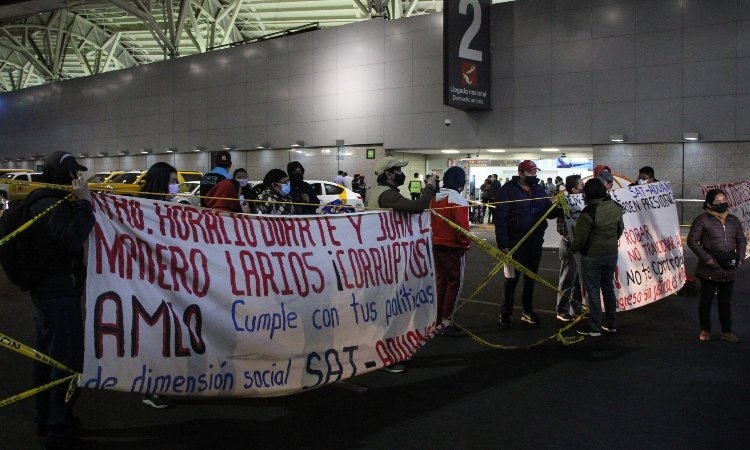 Tras el bloqueo al aeropuerto de la CDMX, los extrabajadores de aduanas exigen diálogo con las autoridades
