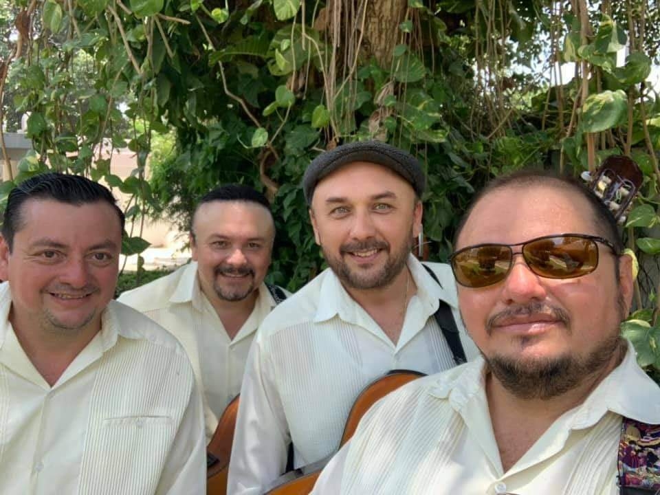El trovador con todo su grupo