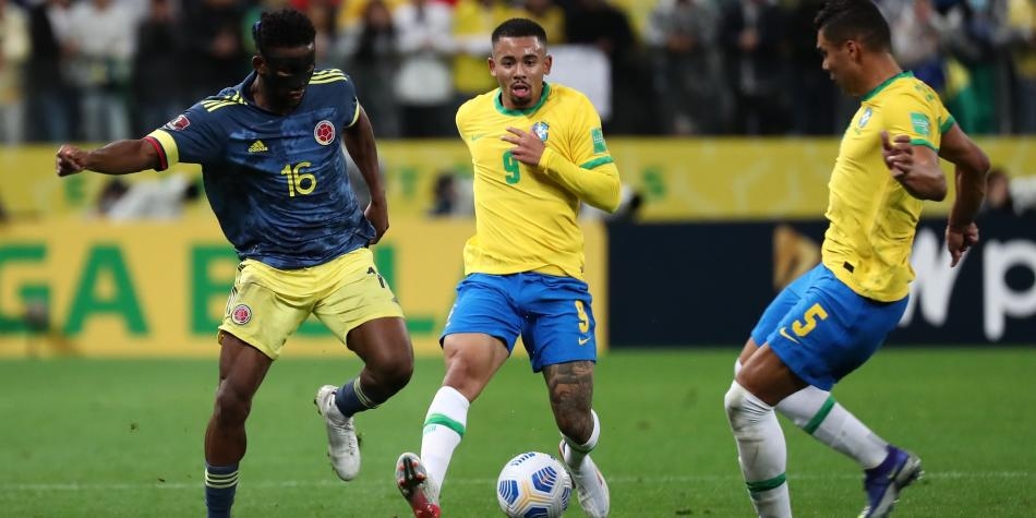 La selección de Brasil en partido con Colombia