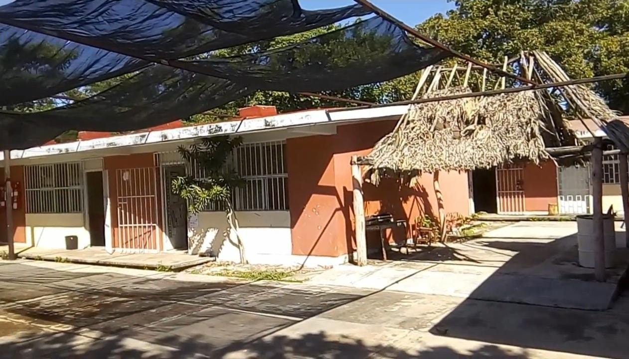 Las familias acudieron al plantel para tomar una decisión en una junta Las familias acudieron al plantel para tomar una decisión en una junta