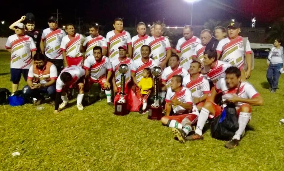 Los veteranos, Ejidatarios de Bonfil, doblegaron al Club Taxistas de Cancún y se coronaron vencedores