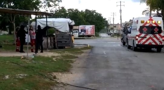 Autoridades policiacas y paramédicos de la Cruz Roja llegaron a la Supermanzana 253 con Avenida Pávalo