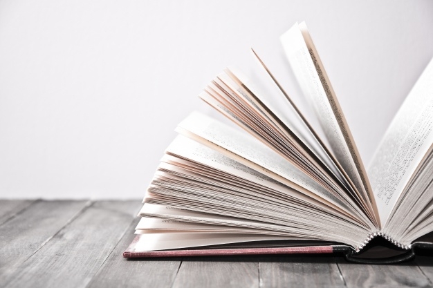 El libro como lo conocemos hoy en día a pasado por múltiples cambios a lo largo de su historia. El libro como lo conocemos hoy en día a pasado por múltiples cambios a lo largo de su historia.