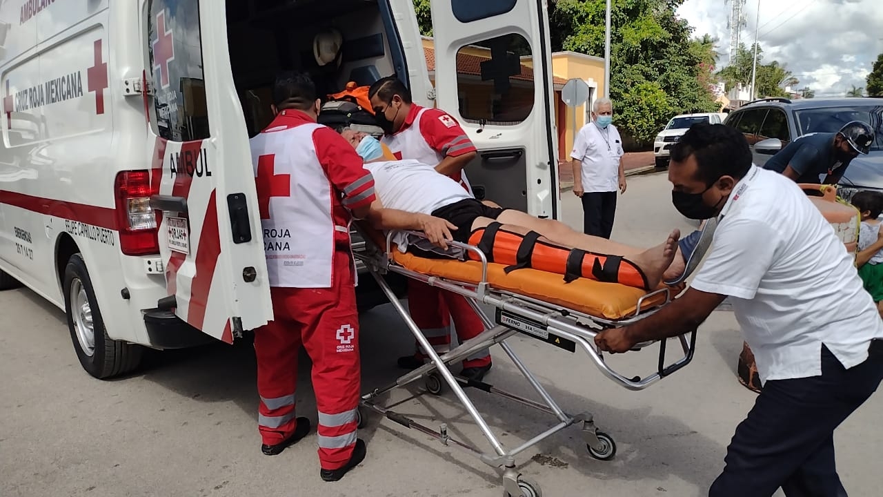 Con el apoyo de una camilla fue abordado a la ambulancia al conductor de la motocicleta Con el apoyo de una camilla fue abordado a la ambulancia al conductor de la motocicleta
