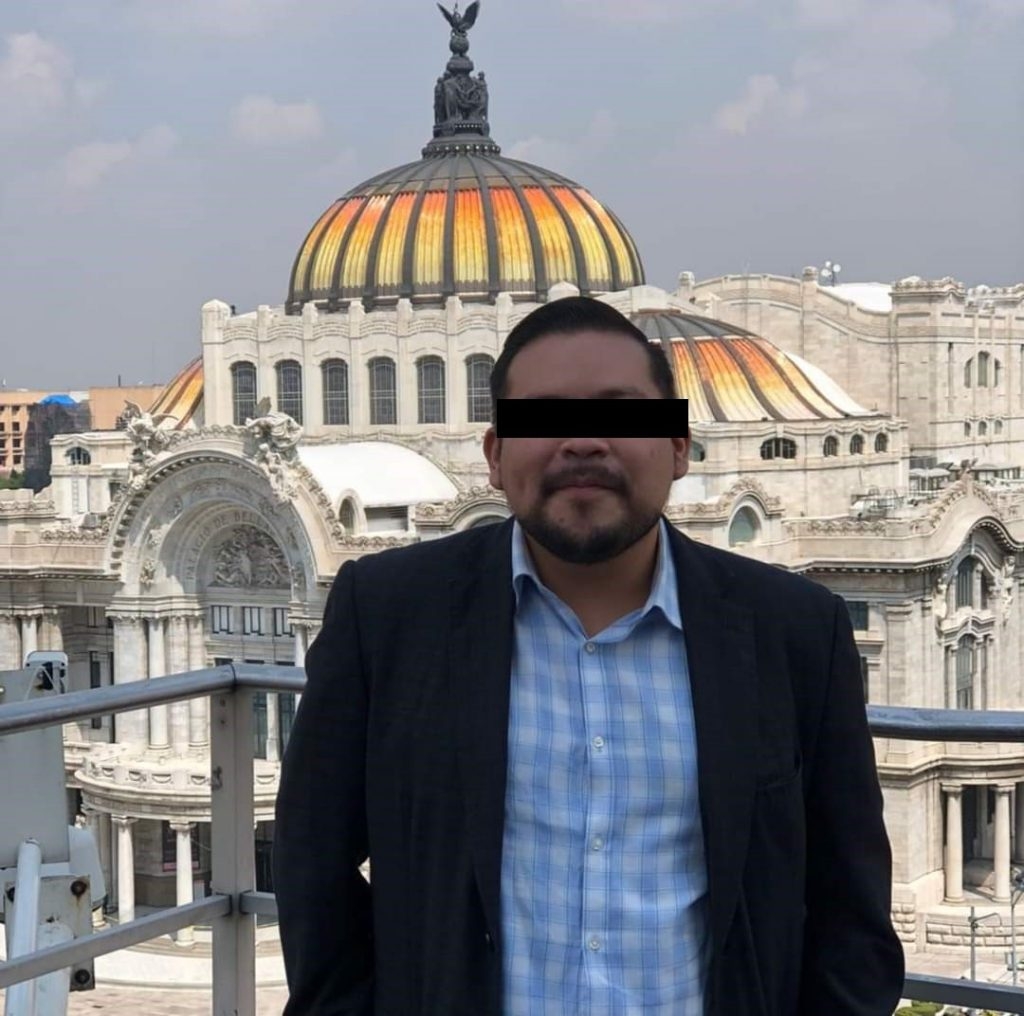Mediante cámaras de vigilancia se logró captar al hombre causando daños materiales a la farmacia