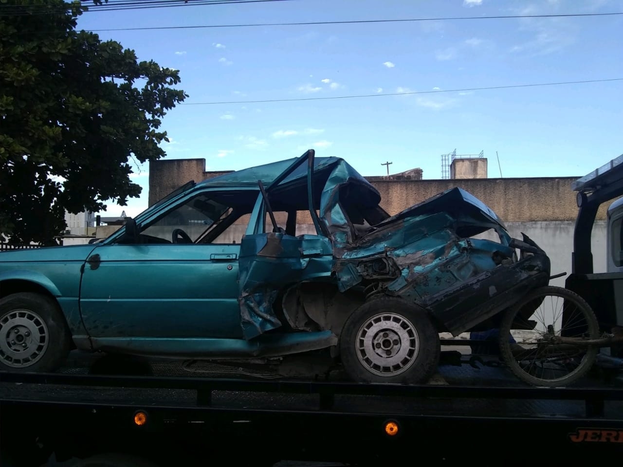 Así quedó el automóvil luego del choque Así quedó el automóvil luego del choque
