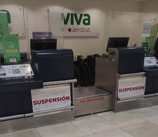 Los mostradores de la aerolínea lucieron con los sellos de suspensión
