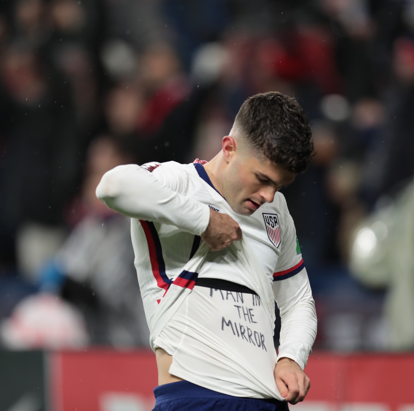 El futbolista americano se alza la playera para mostrar el mensaje El futbolista americano se alza la playera para mostrar el mensaje