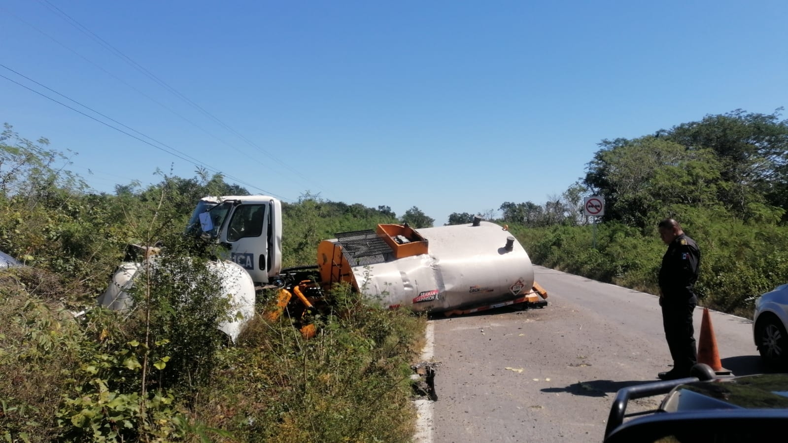 El tripulante del camión que permaneció en el sitio dijo desconocer el por qué el chofer perdió el control del Navistar