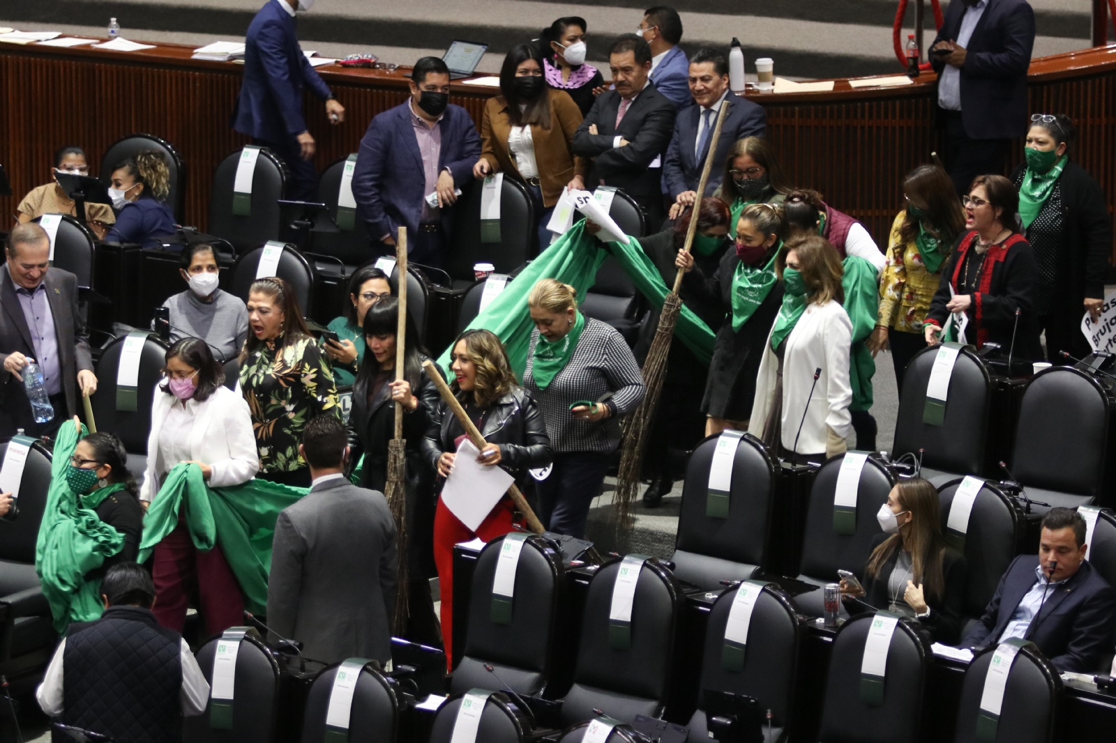Diputadas del PRD y Morena intercambian insultos en sesión Diputadas del PRD y Morena intercambian insultos en sesión